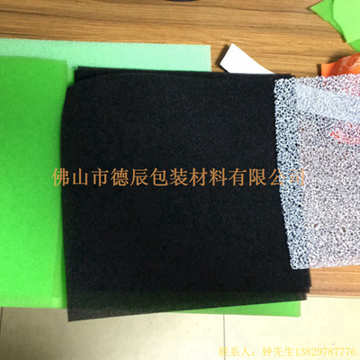 過濾海綿也稱網(wǎng)狀海綿，爆破海綿。聚氨酯過濾海綿由普通開孔軟泡高溫爆破開孔加工而成，爆破除掉了泡沫網(wǎng)絡(luò)之間原有的氣泡膜，得到了主體骨架網(wǎng)狀結(jié)構(gòu)。
過濾海綿的空隙率高達(dá)97%，具有優(yōu)異的透氣性、良好的柔軟性和較高的機(jī)械強(qiáng)度。
