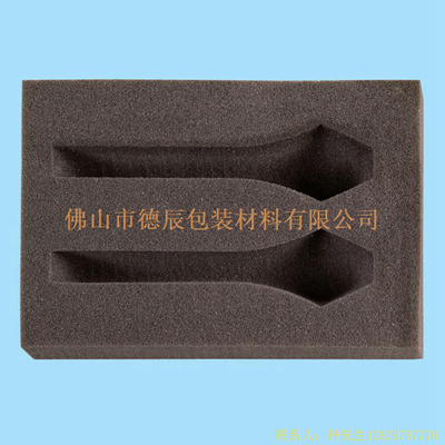 海綿內(nèi)托對(duì)各行各業(yè)產(chǎn)品起到絕緣、密封、防震、防塵、填充、隔音、固定，能夠保護(hù)包裝產(chǎn)品在運(yùn)輸過程中安然無恙，起到保護(hù)產(chǎn)品的一個(gè)作用，同時(shí)可以美化產(chǎn)品，提升產(chǎn)品檔次。
