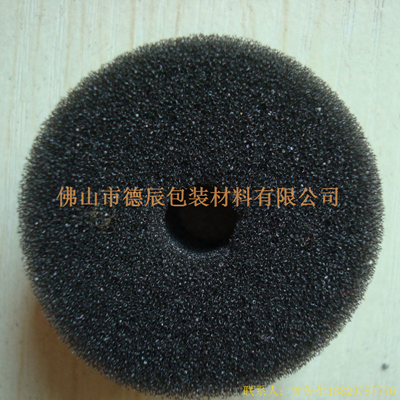 過濾海綿也稱網(wǎng)狀海綿，爆破海綿。聚氨酯過濾海綿由普通開孔軟泡高溫爆破開孔加工而成，爆破除掉了泡沫網(wǎng)絡(luò)之間原有的氣泡膜，得到了主體骨架網(wǎng)狀結(jié)構(gòu)。
過濾海綿的空隙率高達(dá)97%，具有優(yōu)異的透氣性、良好的柔軟性和較高的機(jī)械強(qiáng)度。
