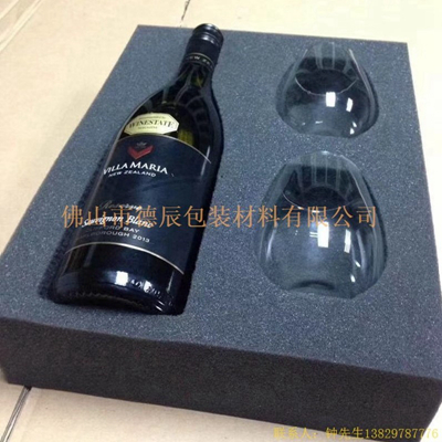 海綿內(nèi)托對(duì)各行各業(yè)產(chǎn)品起到絕緣、密封、防震、防塵、填充、隔音、固定，能夠保護(hù)包裝產(chǎn)品在運(yùn)輸過程中安然無恙，起到保護(hù)產(chǎn)品的一個(gè)作用，同時(shí)可以美化產(chǎn)品，提升產(chǎn)品檔次。