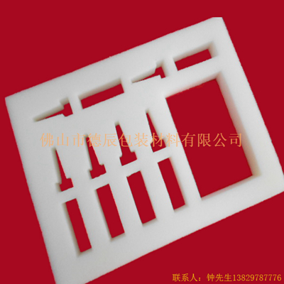 海綿內(nèi)托對(duì)各行各業(yè)產(chǎn)品起到絕緣、密封、防震、防塵、填充、隔音、固定，能夠保護(hù)包裝產(chǎn)品在運(yùn)輸過程中安然無恙，起到保護(hù)產(chǎn)品的一個(gè)作用，同時(shí)可以美化產(chǎn)品，提升產(chǎn)品檔次。
