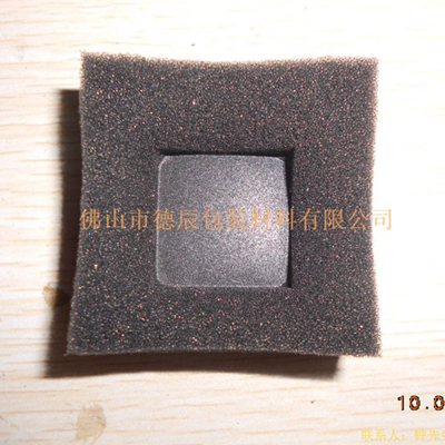 利用加熱鋁制模具對海綿進(jìn)行塑形。