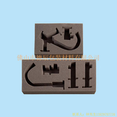 海綿內(nèi)托對(duì)各行各業(yè)產(chǎn)品起到絕緣、密封、防震、防塵、填充、隔音、固定，能夠保護(hù)包裝產(chǎn)品在運(yùn)輸過程中安然無恙，起到保護(hù)產(chǎn)品的一個(gè)作用，同時(shí)可以美化產(chǎn)品，提升產(chǎn)品檔次。